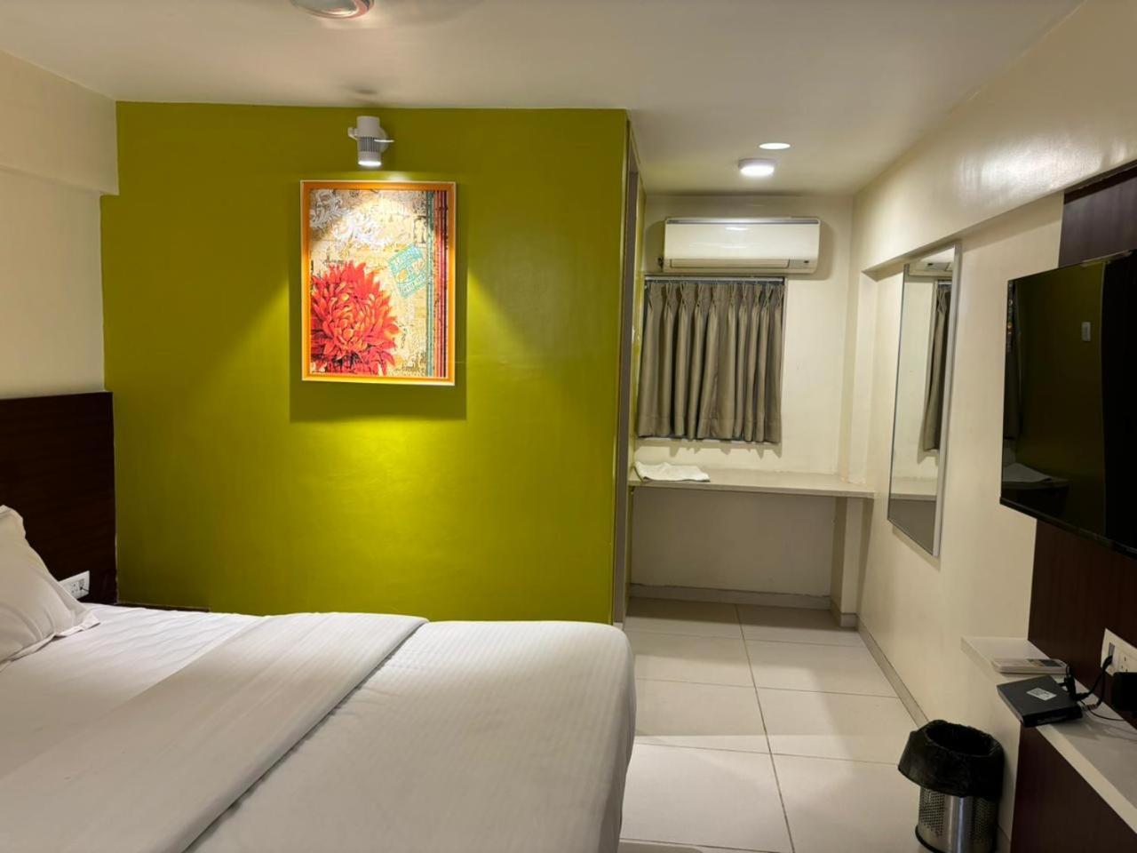 Hotel Haldi Nashik Bagian luar foto