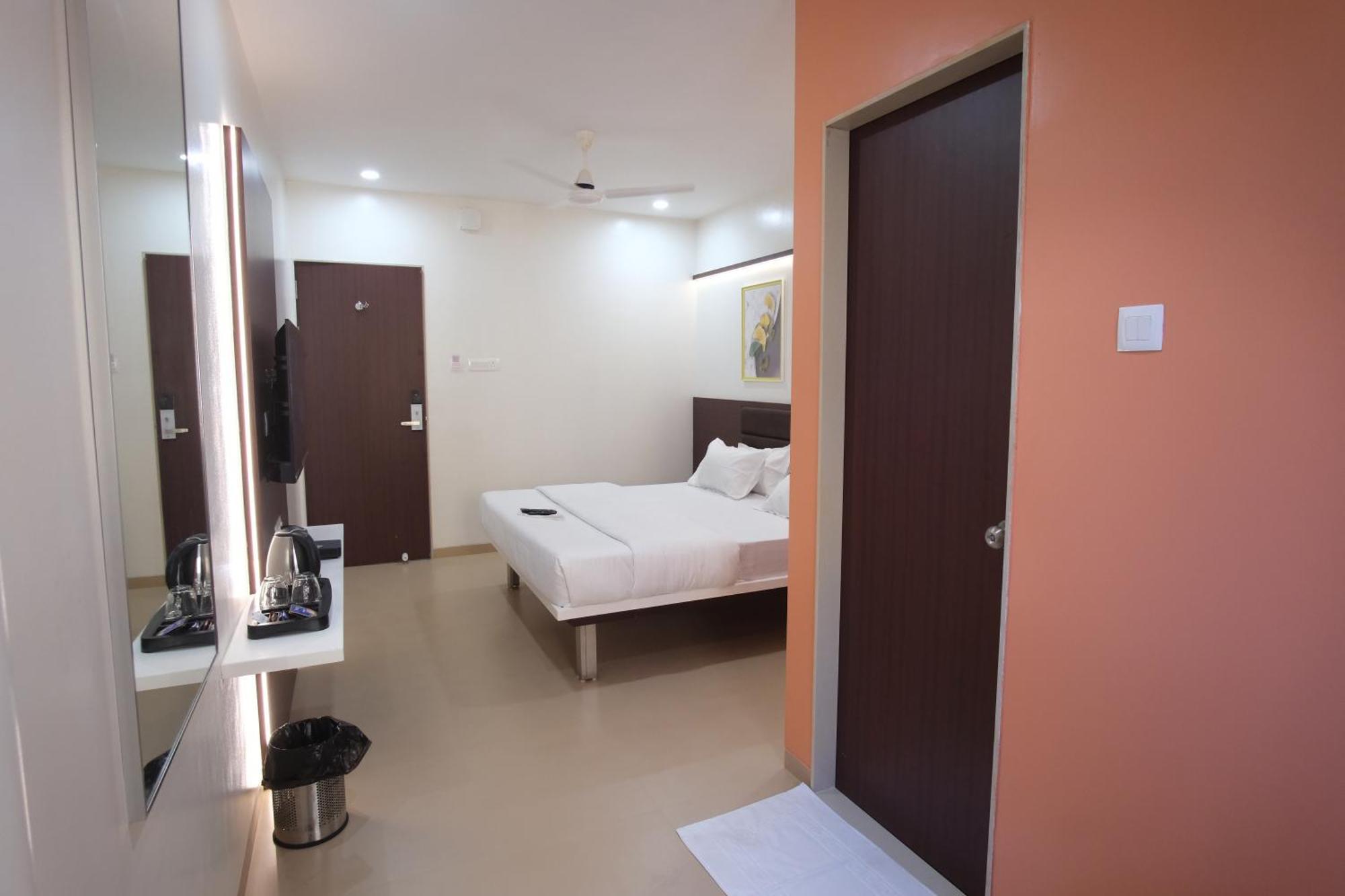 Hotel Haldi Nashik Bagian luar foto