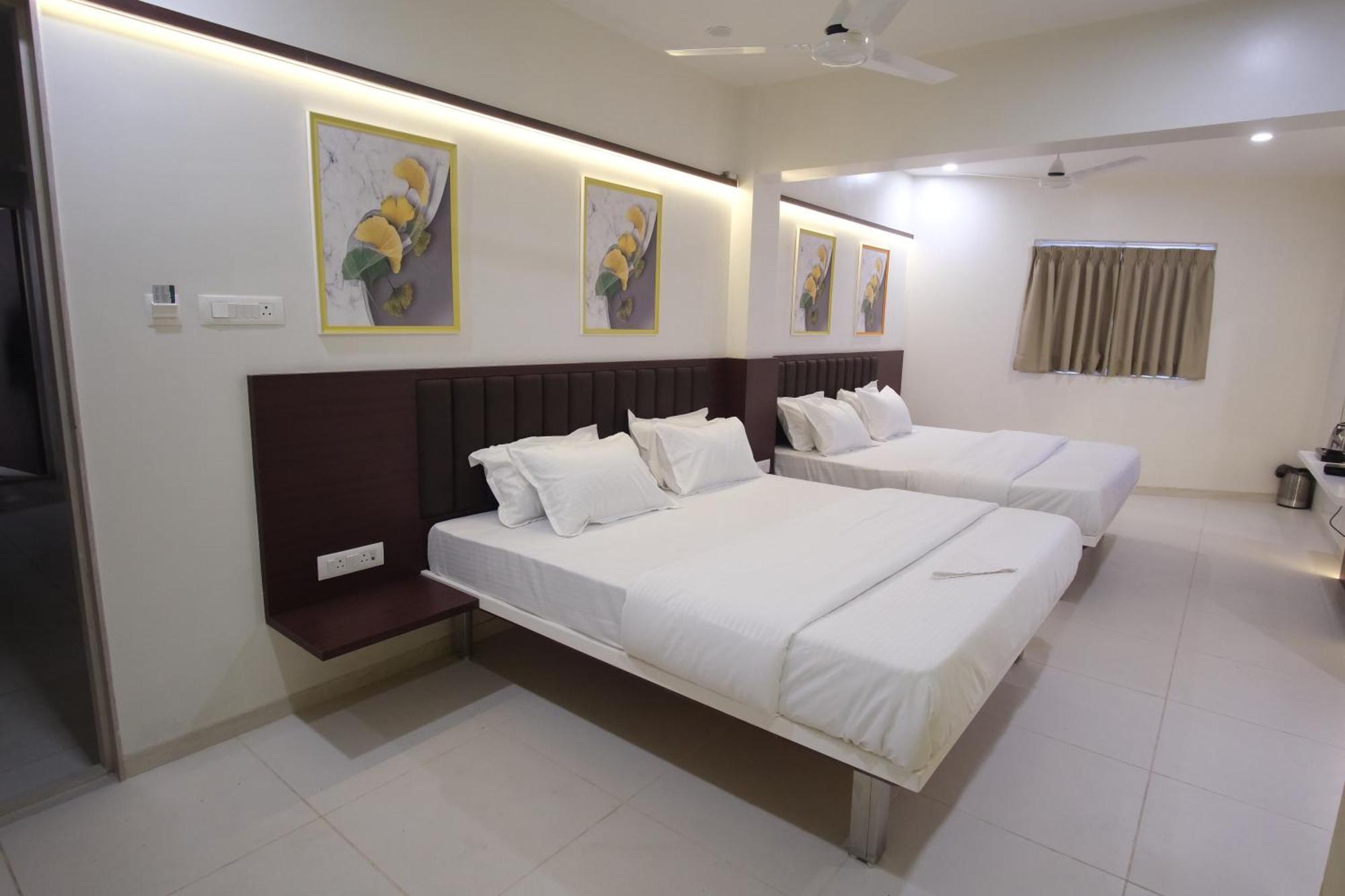 Hotel Haldi Nashik Bagian luar foto