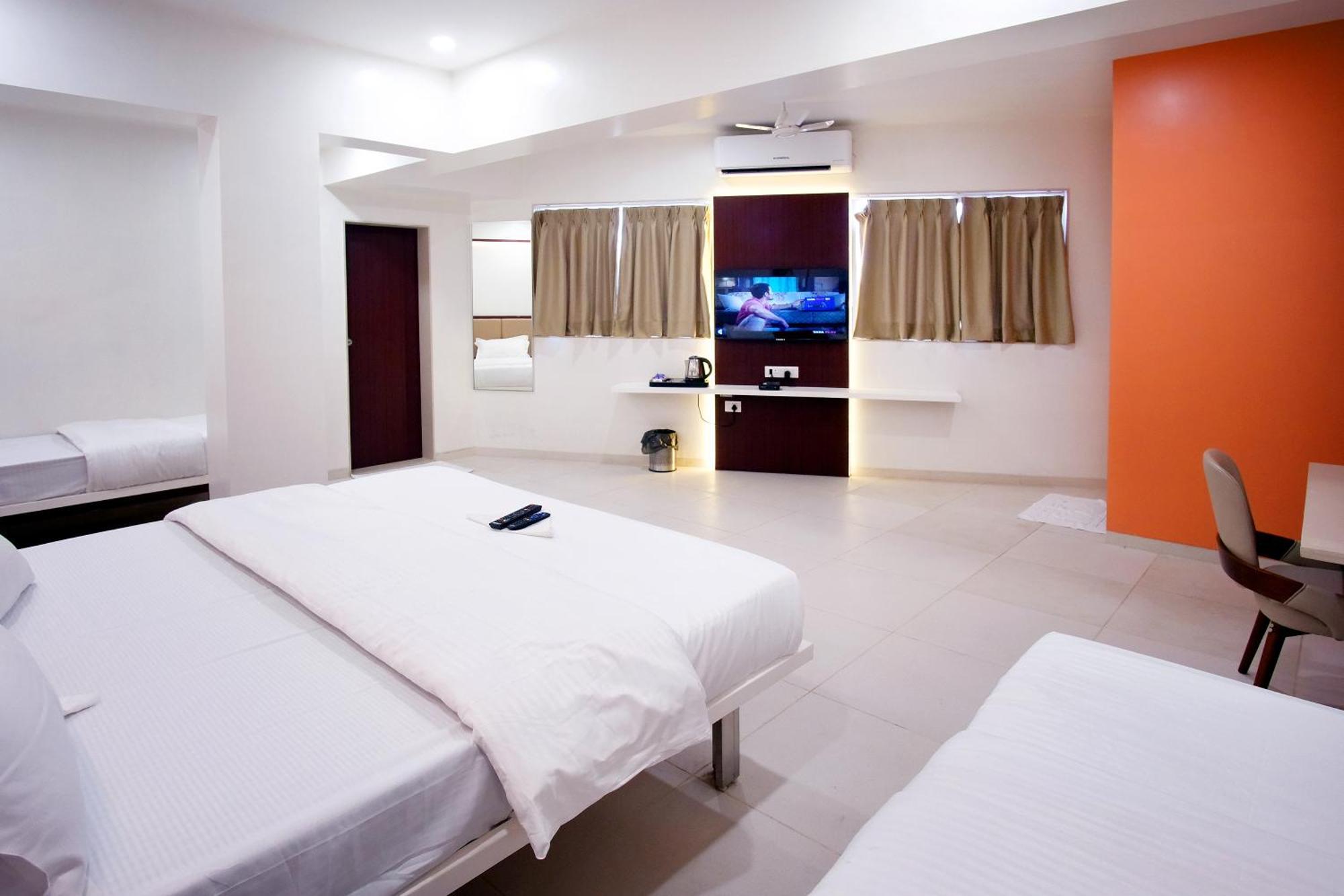 Hotel Haldi Nashik Bagian luar foto