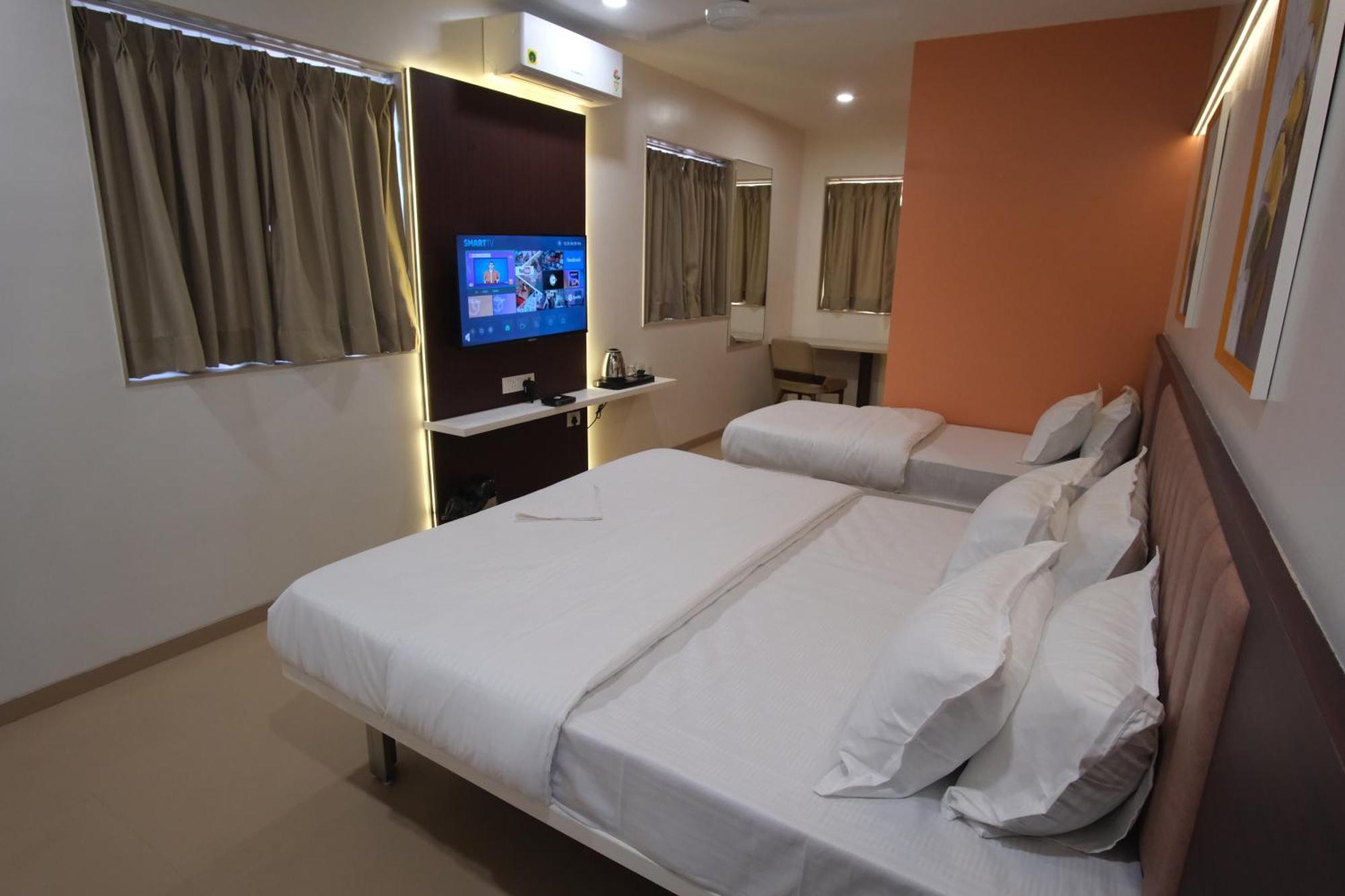 Hotel Haldi Nashik Bagian luar foto