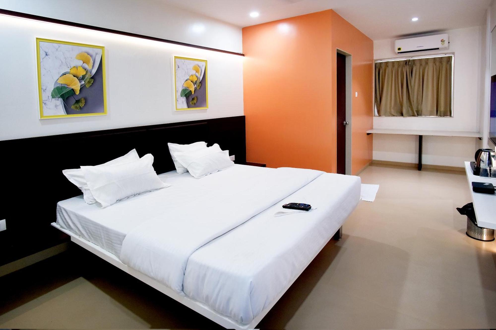 Hotel Haldi Nashik Bagian luar foto