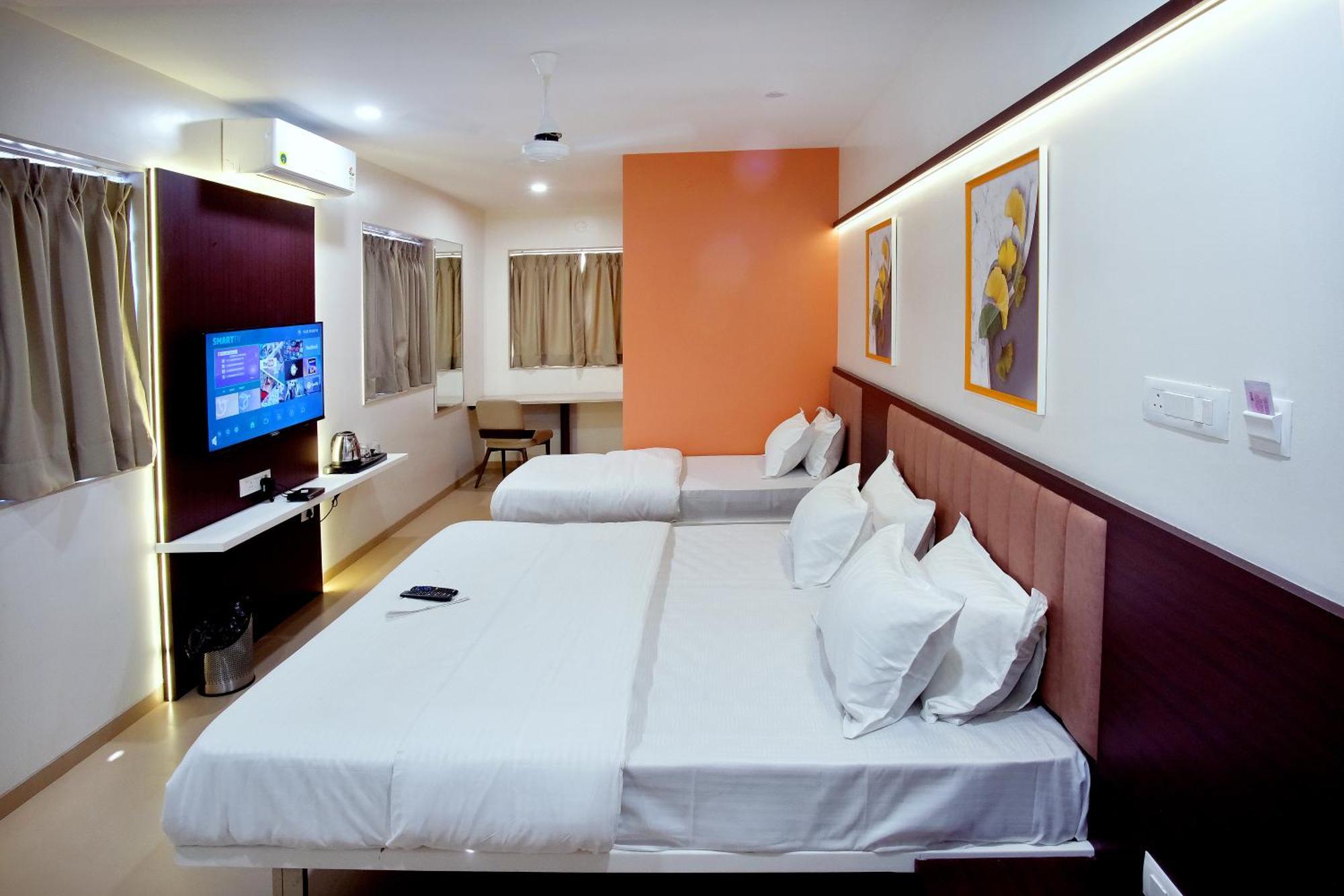Hotel Haldi Nashik Bagian luar foto