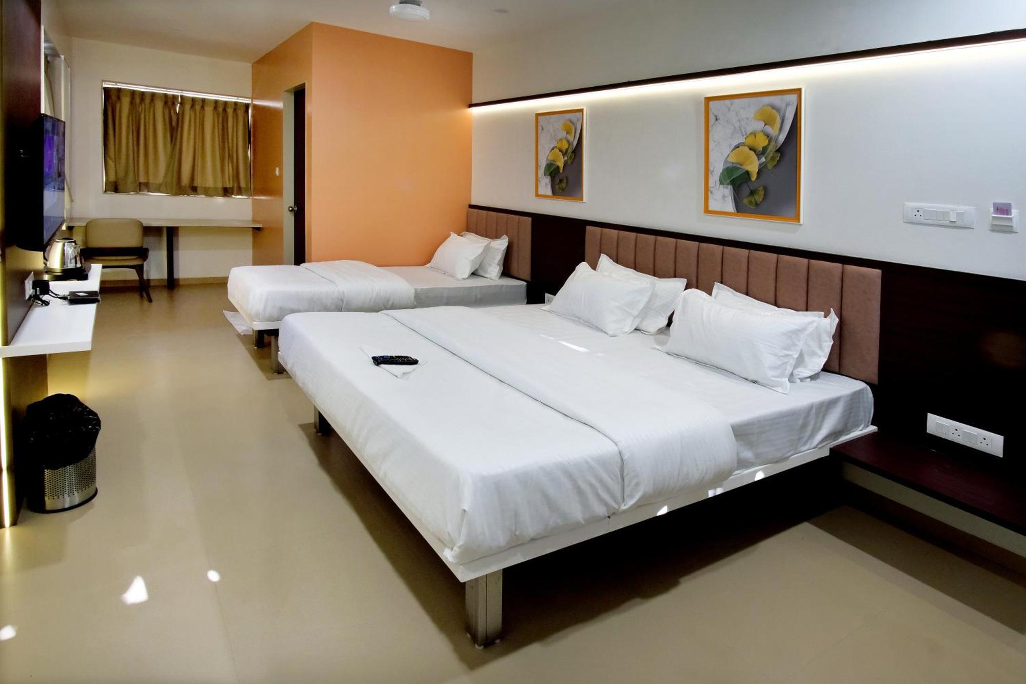 Hotel Haldi Nashik Bagian luar foto