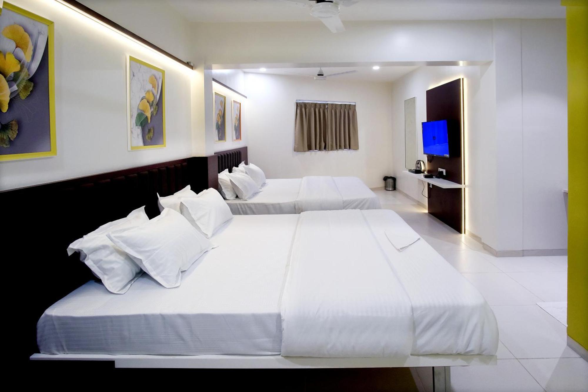 Hotel Haldi Nashik Bagian luar foto